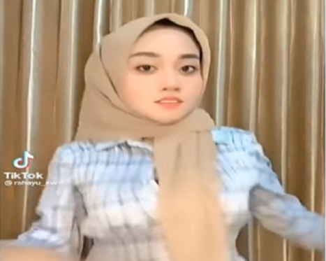 Usai Dapat Kecaman Netizen Hingga MUI, Tiktokers Berhijab yang Pamer Payudara Minta Maaf